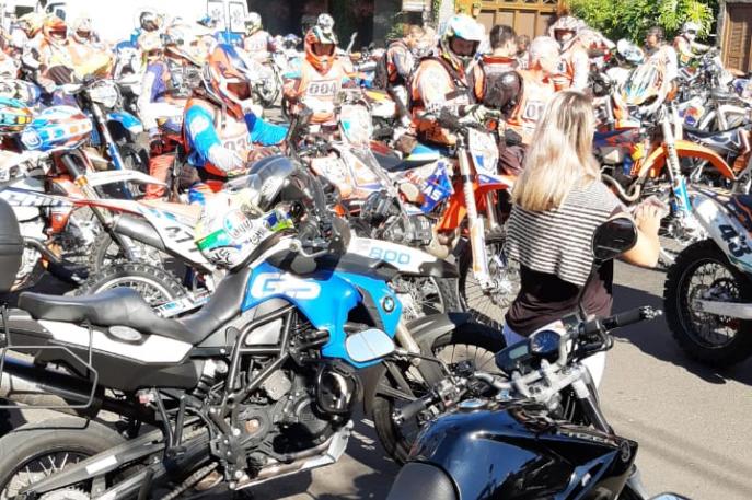 Pedras e florestas de Pinus pelos caminhos do primeiro dia do Enduro dos Pampas 2020!