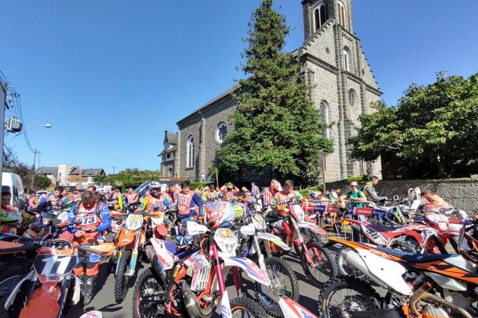 Pilotos invadem Gramado na abertura do Borilli Racing Gaúcho de Enduro de Regularidade