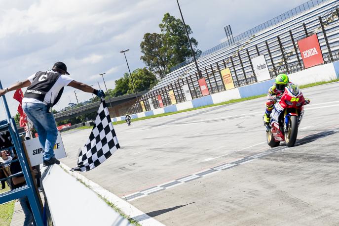Eric Granado conquista vitória na sexta etapa do SuperBike Brasil