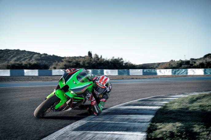 Consagrada nas pistas, a nova ZX-10R é ainda mais esportiva com seu design aerodinâmico e mecânica avançada