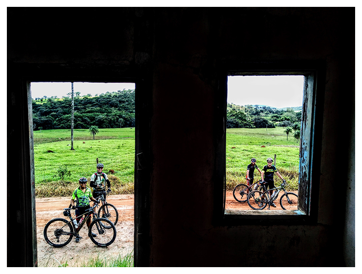 Parada obrigatória na velha casa a beira da estrada