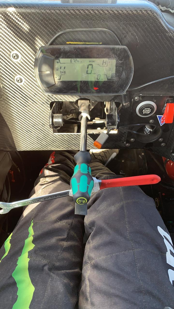 Dakar: em dia dramático, brasileiros fazem metade da prova sem volante