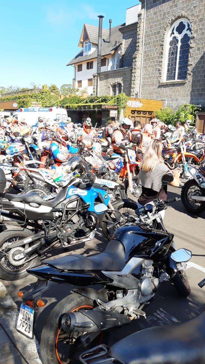 Pedras e florestas de Pinus pelos caminhos do primeiro dia do Enduro dos Pampas 2020!
