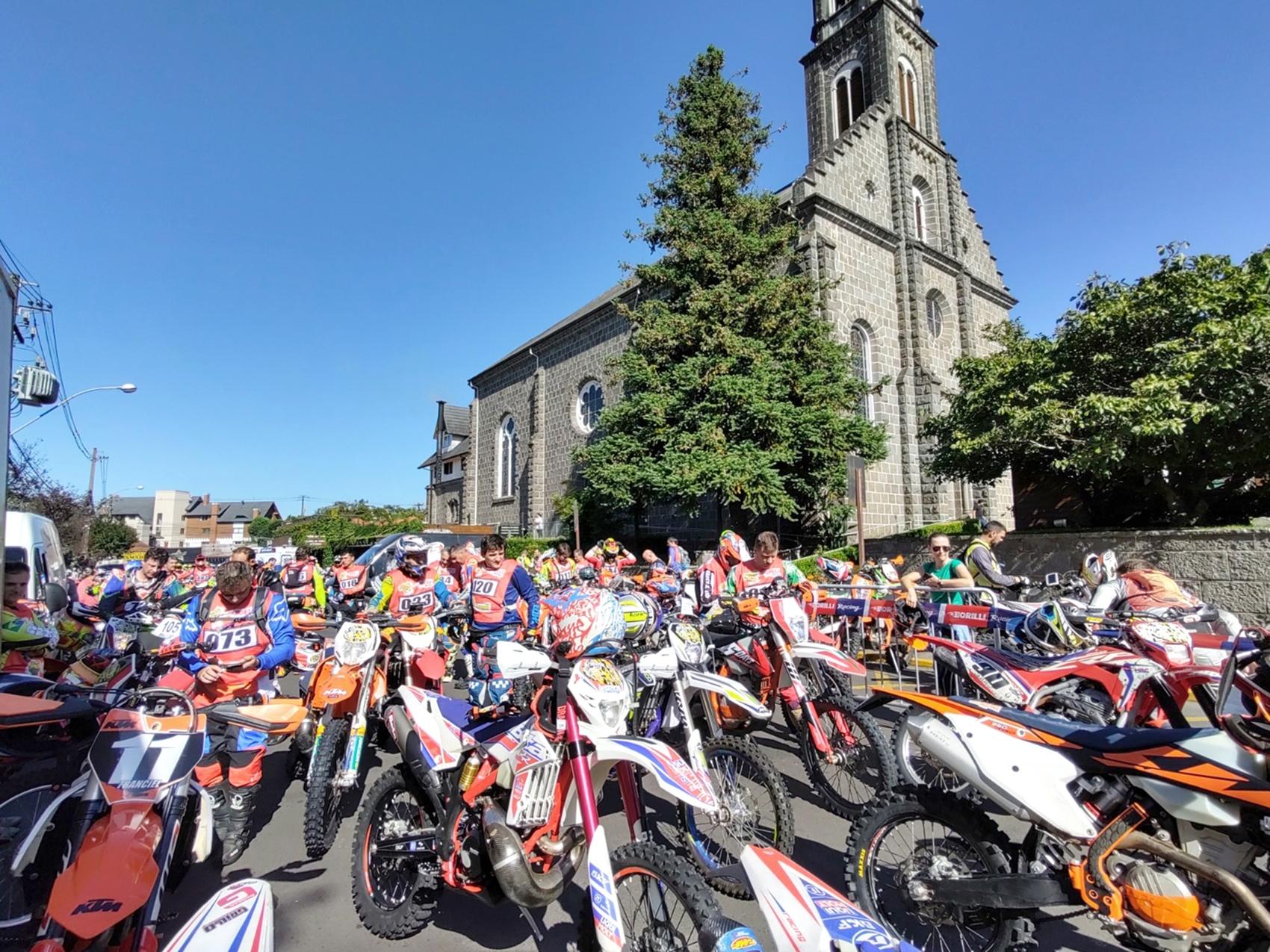 Pilotos invadem Gramado na abertura do Borilli Racing Gaúcho de Enduro de Regularidade