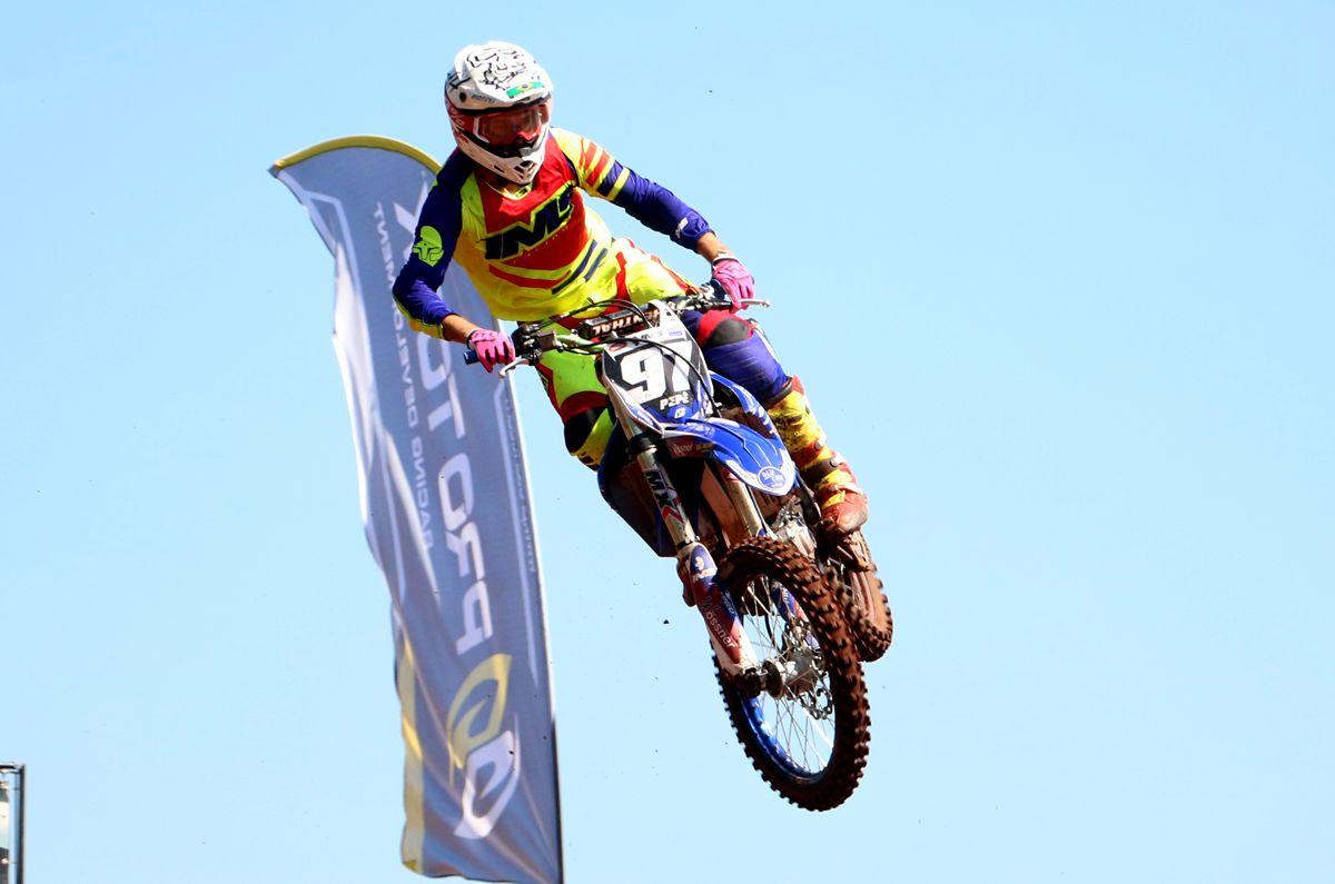 Pilotos de ponta dão show na abertura do Pro Tork Paranaense de Motocross  