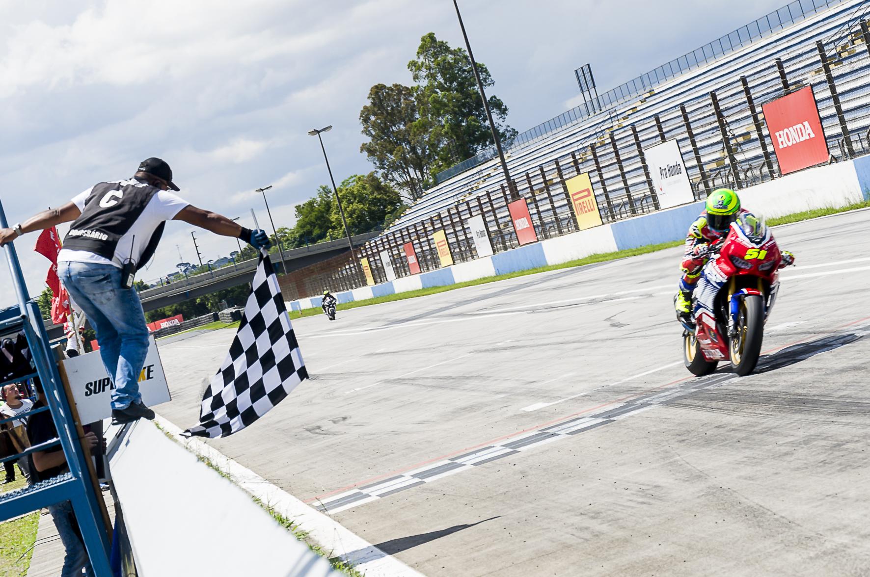 Eric Granado conquista vitória na sexta etapa do SuperBike Brasil