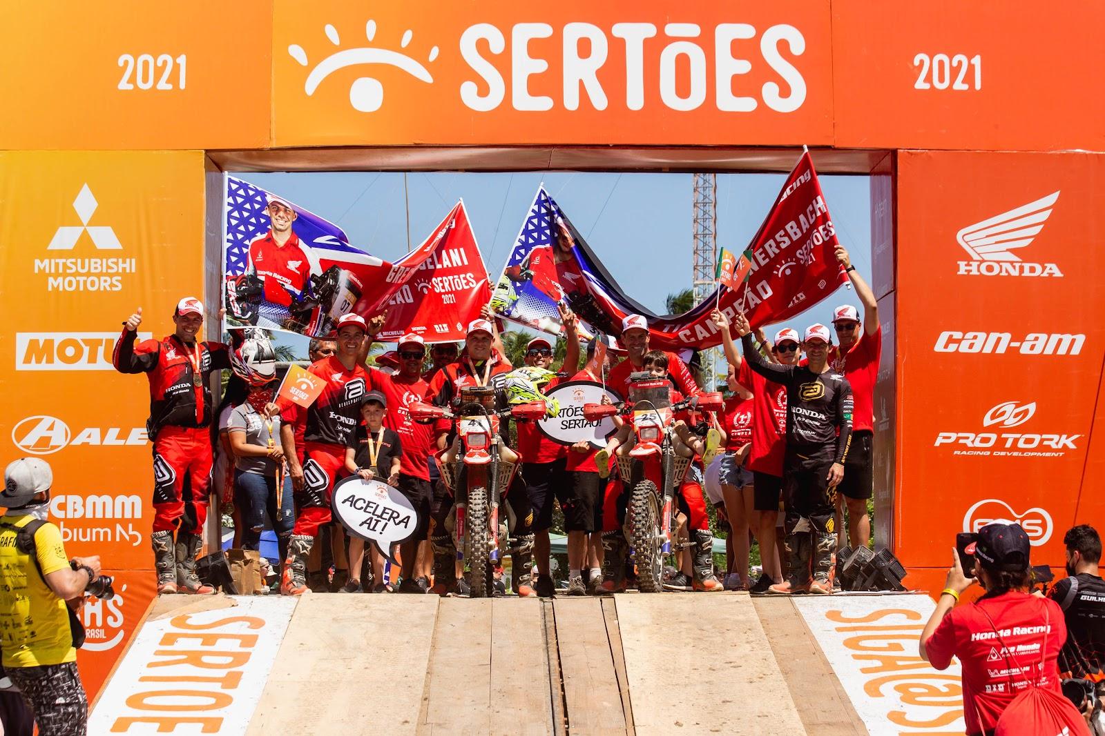 Campeões da Honda Racing cruzam a rampa de chegada do Sertões 2021